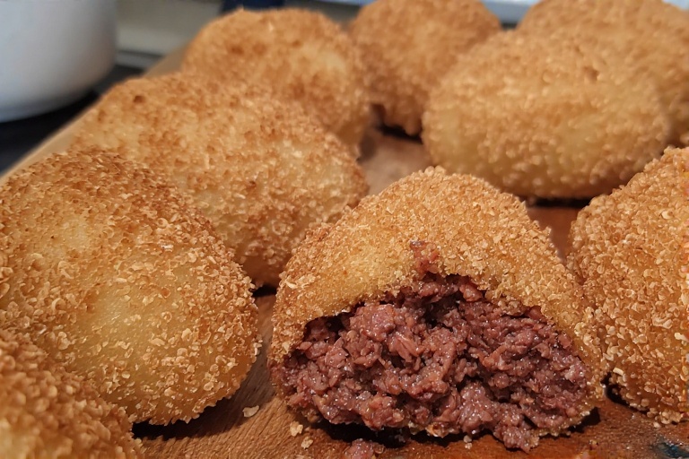 are you supposed to use minced beef to make pastelillos