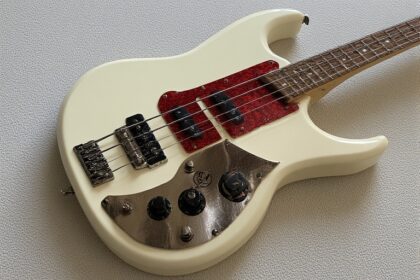 Jackson Rickenbacker Bass Cream Color